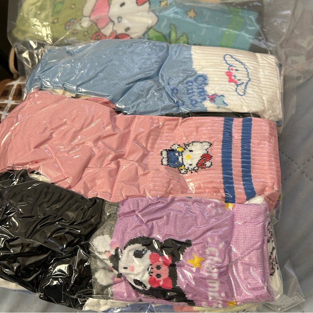 Hello Kitty Black Sheep Pattern Socks - Picture 4 of 4